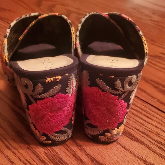 Sole Society Tapestry Slides Size 8 - Picture 3 of 7